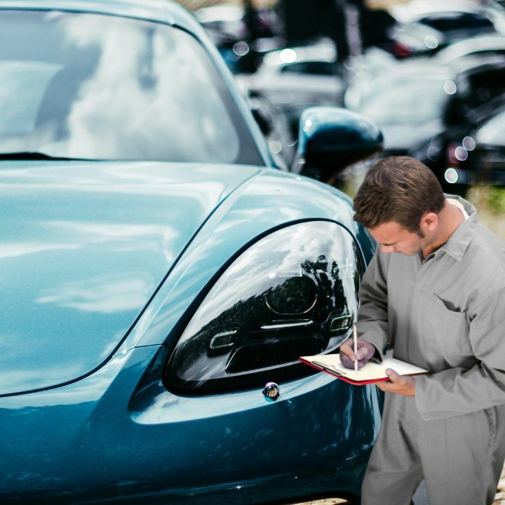 Person preparing their vehicle for snowbird auto transport Person preparing their vehicle for snowbird auto transport